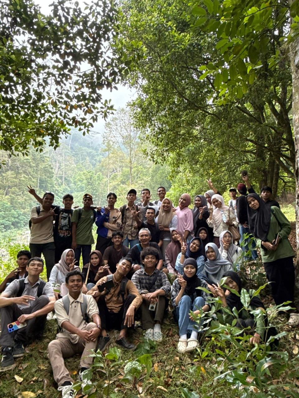 Gali Jejak Sejarah Ternate Mahasiswa Ilmu Sejarah Unkhair Gelar Kuliah Lapangan Arkeologi dan Kebudayaan Maritim