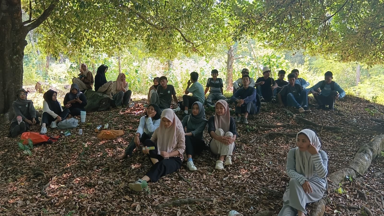 Mahasiswa Ilmu Sejarah Unkhair Gelar Jelajah Arkeologi Lumpang Batu di Jalur Foramadiahi-Kastela-Rua